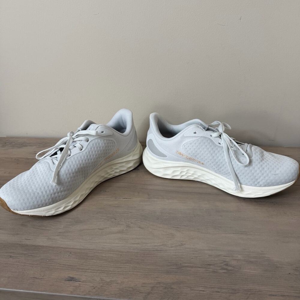 New Balance NWOT Arishi V4 Running Shoes Light Gray and White Size 9.5 - Picture 7 of 10